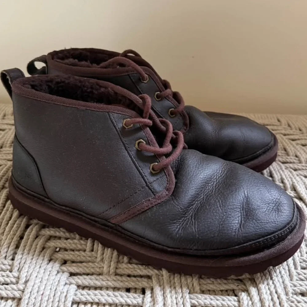 UGG Neumel Men's 8 Leather Ankle Chukka Boot Dark Brown with Wool Lining